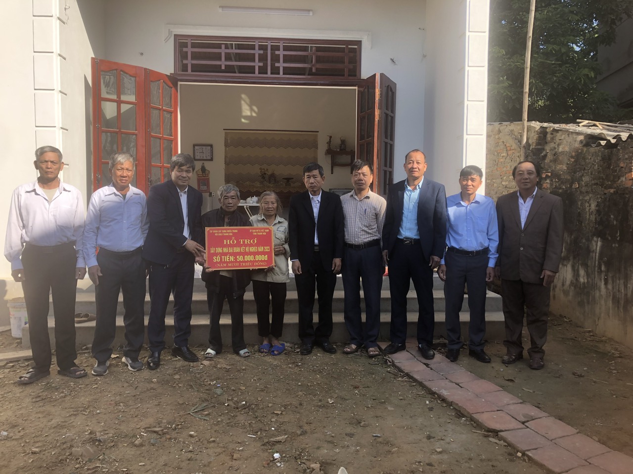 Ủy ban MTTQ huyện trao tiền hỗ trợ xây dựng nhà Đại đoàn kết cho hộ gia đình có hoàn cảnh khó khan tại xã Đại Lộc